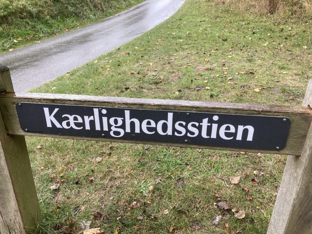 Skilt med teksten Kærlighedsstien ved landevej